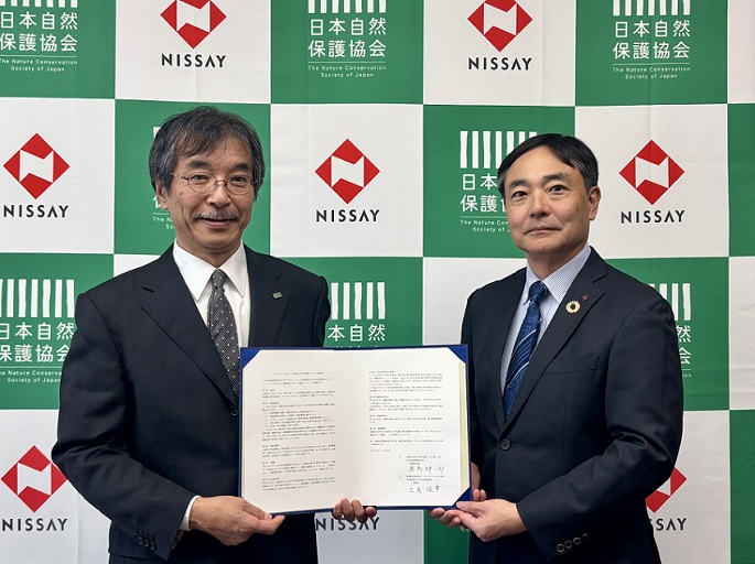 2025年11月28日に実施した、協定書取り交わしの様子の写真です。